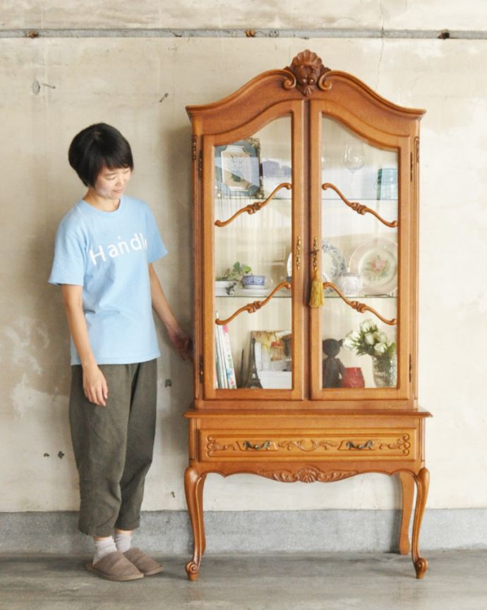 アンティークのキャビネット アンティーク家具 三方向から覗けるフランスのアンティーク家具、ガラス扉のショーケース(飾り棚)。お気に入りの雑貨や食器を並べてみましょう。(j-1757-f)