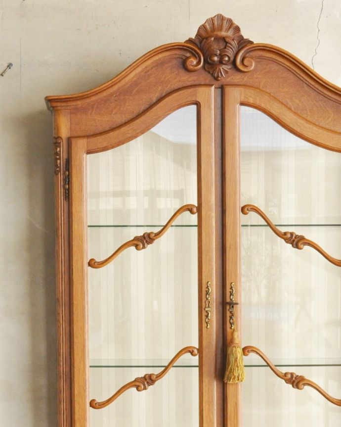 アンティークのキャビネット アンティーク家具 三方向から覗けるフランスのアンティーク家具、ガラス扉のショーケース(飾り棚)。ガラスが大きいので、中に飾ったものがいい感じに見えてオシャレになります。(j-1757-f)