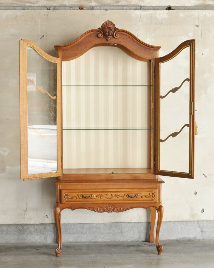 アンティークのキャビネット アンティーク家具 三方向から覗けるフランスのアンティーク家具、ガラス扉のショーケース(飾り棚)。食器や写真立て、本やDVDなどなど、たくさん飾ればディスプレイの幅が広がります!棚板は可動します。(j-1757-f)