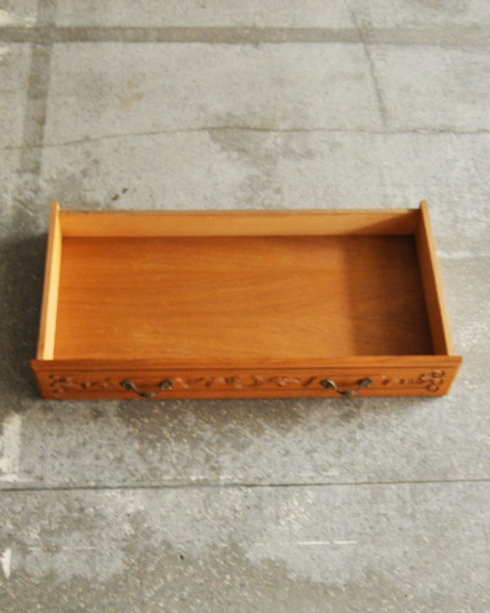 アンティークのキャビネット アンティーク家具 三方向から覗けるフランスのアンティーク家具、ガラス扉のショーケース(飾り棚)。引き出しが1杯付いています。(j-1757-f)