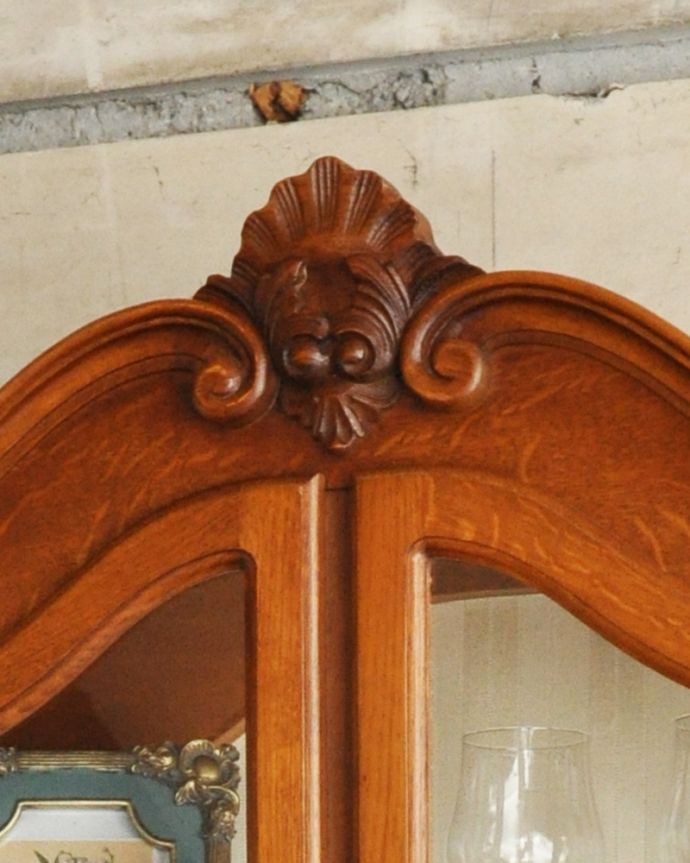 アンティークのキャビネット アンティーク家具 三方向から覗けるフランスのアンティーク家具、ガラス扉のショーケース(飾り棚)。トップに付いた美しい装飾にはどこか和の美しさを感じます。(j-1757-f)