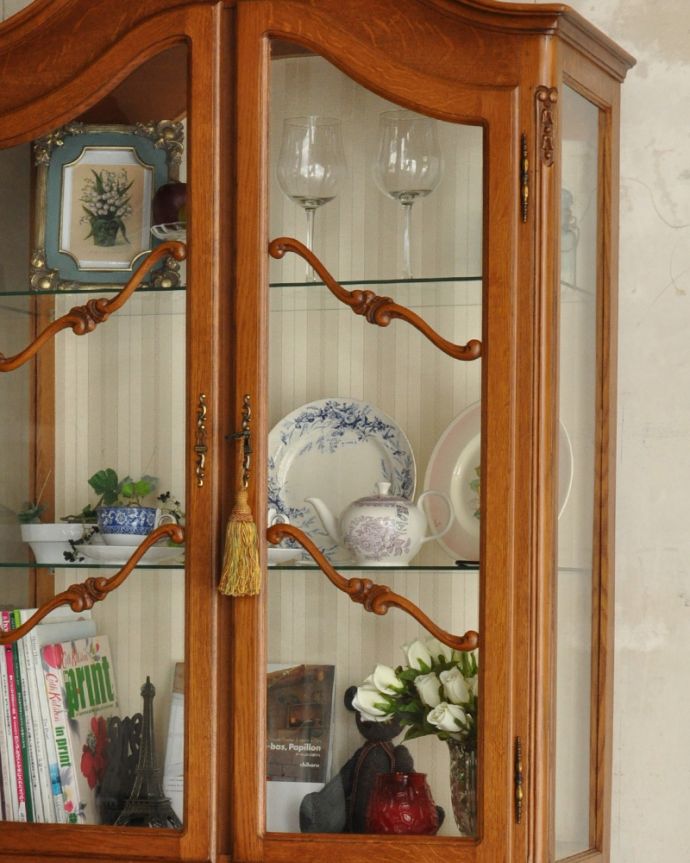 アンティークのキャビネット アンティーク家具 三方向から覗けるフランスのアンティーク家具、ガラス扉のショーケース(飾り棚)。ガラスも当時のものをそのまま使っています。(j-1757-f)
