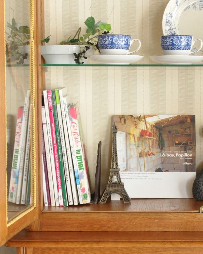 アンティークのキャビネット アンティーク家具 三方向から覗けるフランスのアンティーク家具、ガラス扉のショーケース(飾り棚)。雑誌やA4ファイルもお片付けできるゆったりとした収納スペースです。(j-1757-f)