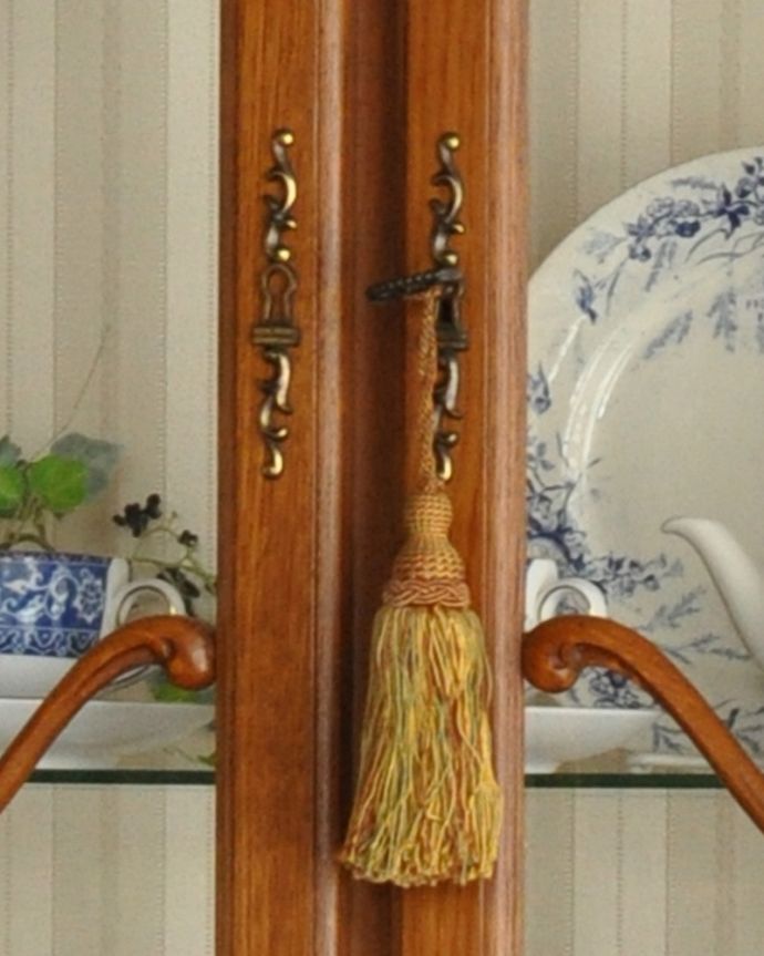 アンティークのキャビネット アンティーク家具 三方向から覗けるフランスのアンティーク家具、ガラス扉のショーケース(飾り棚)。扉の開閉には、鍵を引っ掛けてお使い下さい。(j-1757-f)