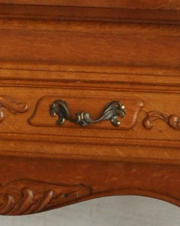 アンティークのキャビネット アンティーク家具 三方向から覗けるフランスのアンティーク家具、ガラス扉のショーケース(飾り棚)。アンティークならではの高級感のある取っ手。(j-1757-f)