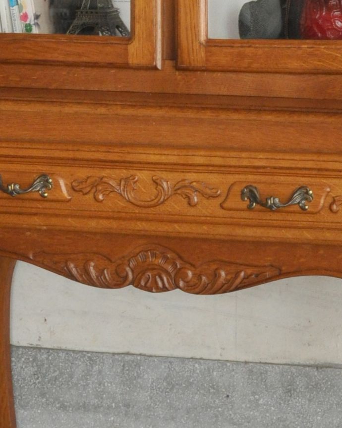 アンティークのキャビネット アンティーク家具 三方向から覗けるフランスのアンティーク家具、ガラス扉のショーケース(飾り棚)。隅々まで美しい彫があります。(j-1757-f)