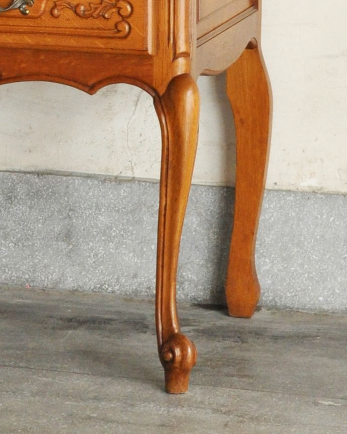 アンティークのキャビネット アンティーク家具 三方向から覗けるフランスのアンティーク家具、ガラス扉のショーケース(飾り棚)。上品で美しい猫脚です。(j-1757-f)