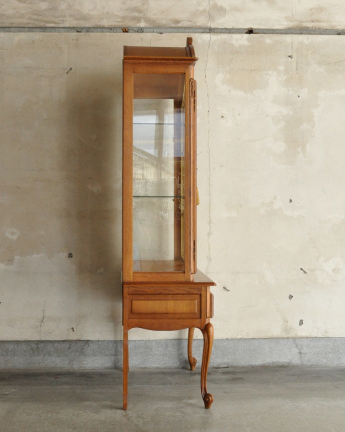アンティークのキャビネット アンティーク家具 三方向から覗けるフランスのアンティーク家具、ガラス扉のショーケース(飾り棚)。サイドもガラスなので、どこから見ても美しいです!しっかり作られているので、安心してお使いいただけます。(j-1757-f)