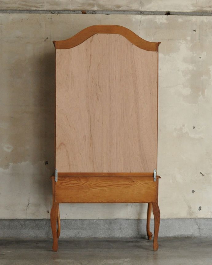 アンティークのキャビネット アンティーク家具 三方向から覗けるフランスのアンティーク家具、ガラス扉のショーケース(飾り棚)。アンティークは新品ではないので、もちろん経年変化によるキズはありますが、専門の職人が目立たないようキレイにお直しをしているので、後姿までキレイです。(j-1757-f)