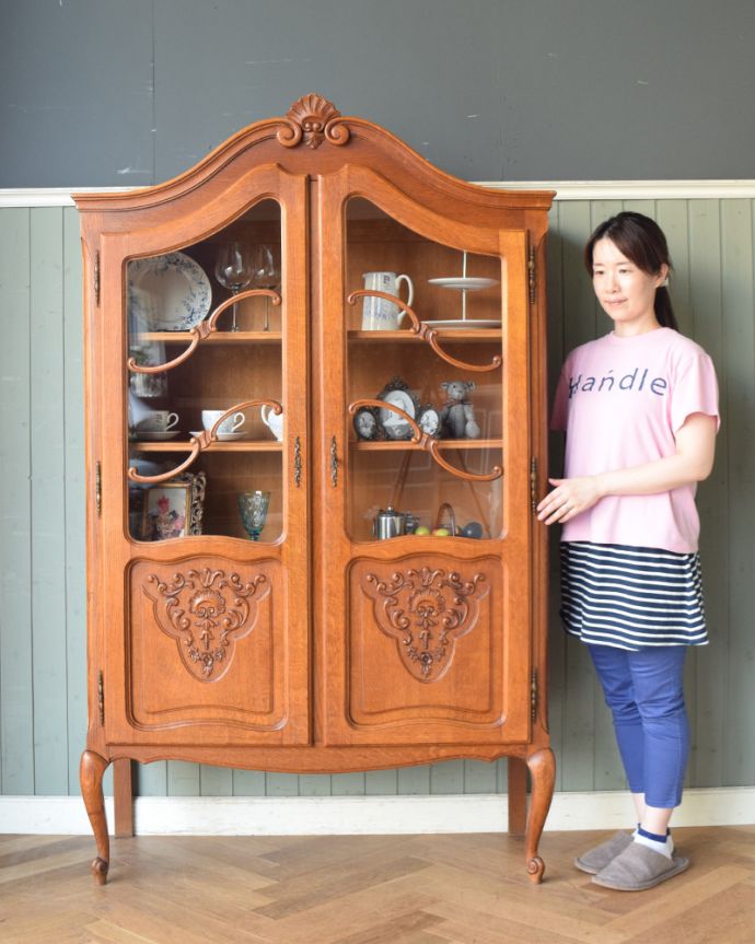 アンティークのキャビネット　アンティーク家具　フランスから到着したアンティーク家具、繊細な彫りが美しいガラスキャビネット（食器棚）。本棚としてはもちろん、グラスや食器を並べて飾り棚としても素敵ですよ。(j-1758-f)