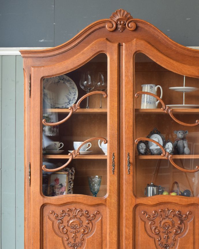 アンティークのキャビネット　アンティーク家具　フランスから到着したアンティーク家具、繊細な彫りが美しいガラスキャビネット（食器棚）。ガラス越しに見える食器や飾り付けた小物たちが活き活きとして見える魅惑のフレンチキャビネット。(j-1758-f)