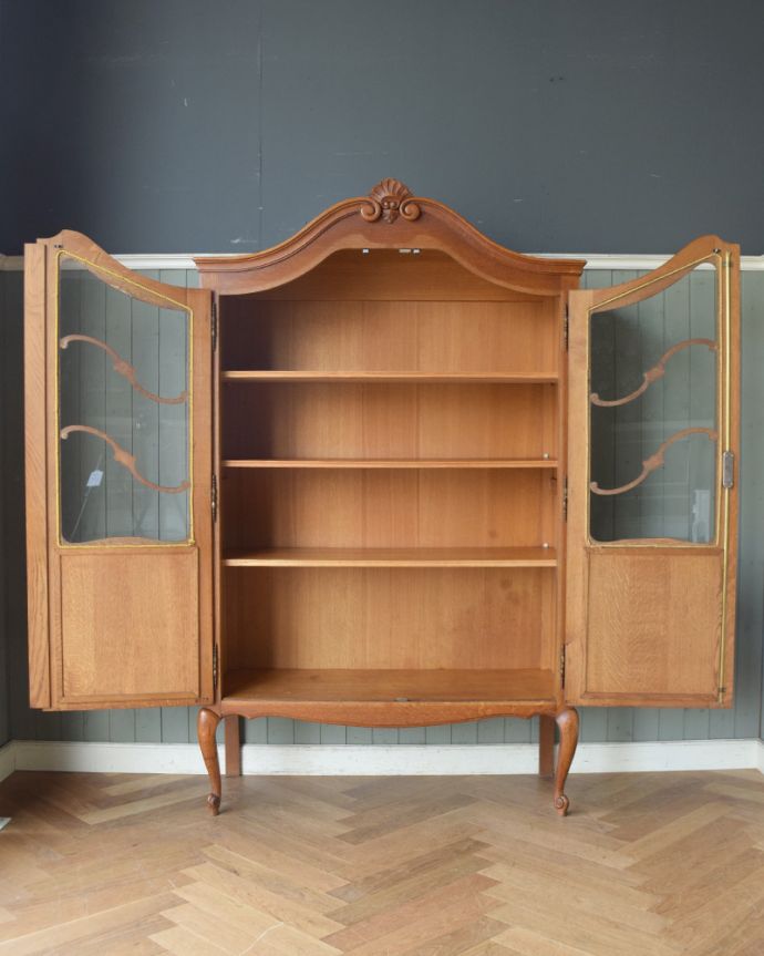 アンティークのキャビネット　アンティーク家具　フランスから到着したアンティーク家具、繊細な彫りが美しいガラスキャビネット（食器棚）。内側も茶色なので落ち着きがあってかっこいいです。(j-1758-f)