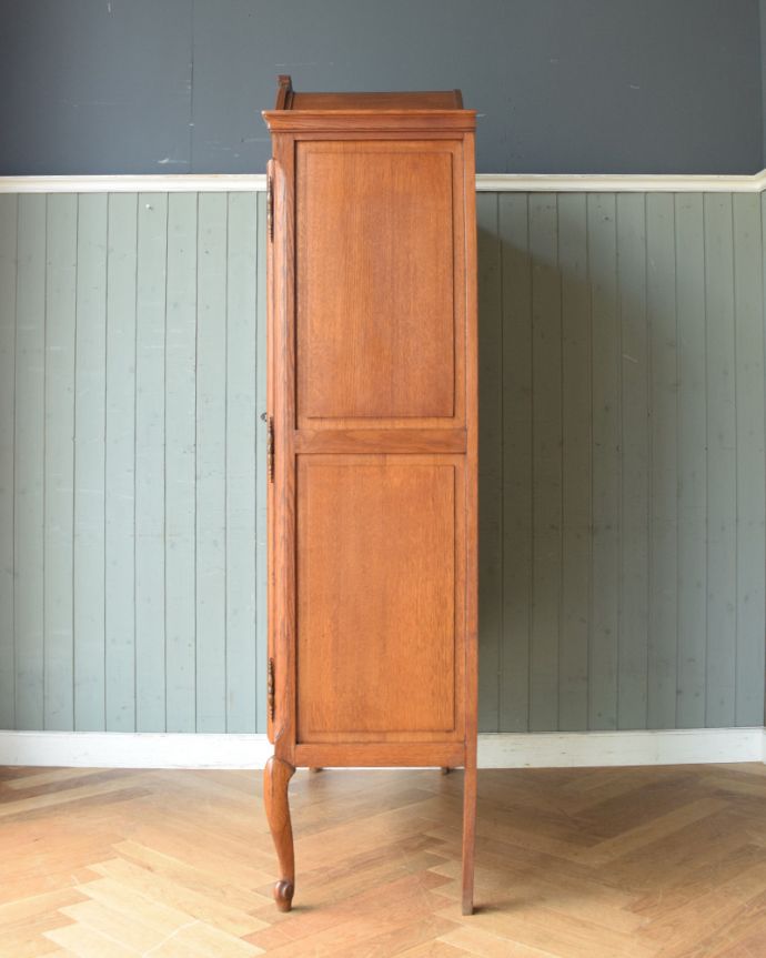 アンティークのキャビネット　アンティーク家具　フランスから到着したアンティーク家具、繊細な彫りが美しいガラスキャビネット（食器棚）。横から見てもピカピカです。(j-1758-f)