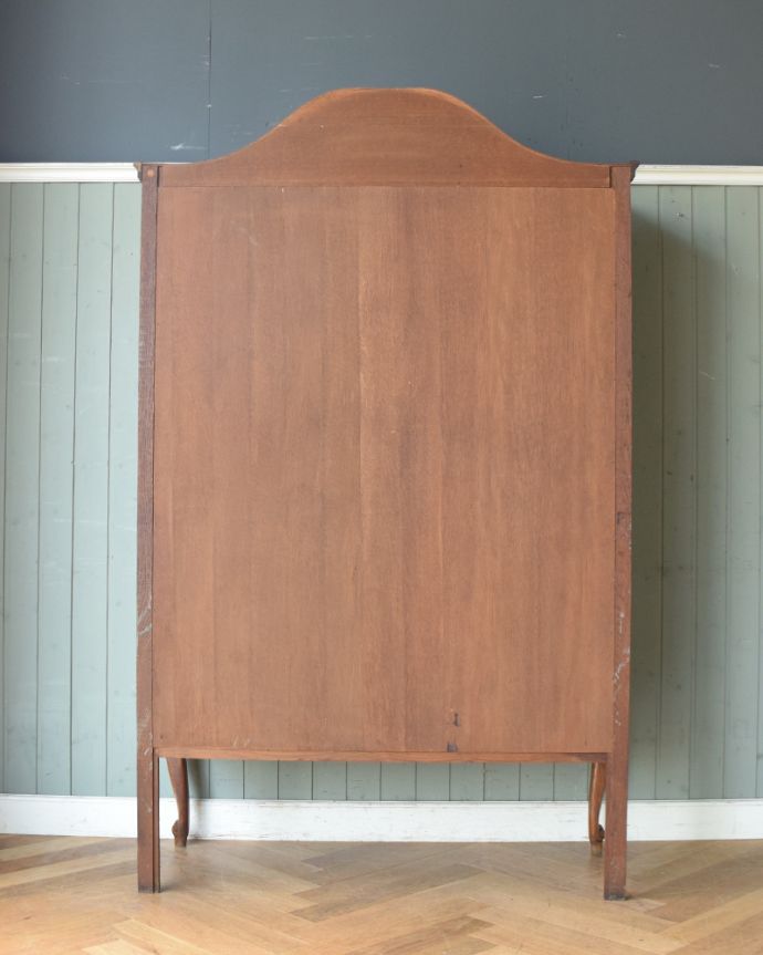 アンティークのキャビネット　アンティーク家具　フランスから到着したアンティーク家具、繊細な彫りが美しいガラスキャビネット（食器棚）。キチンとメンテナンスしてあるので、裏側もキレイです。(j-1758-f)