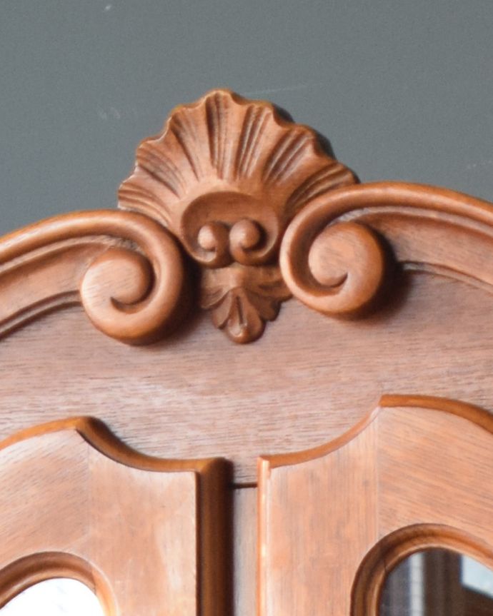 アンティークのキャビネット　アンティーク家具　フランスから到着したアンティーク家具、繊細な彫りが美しいガラスキャビネット（食器棚）。トップには凝った装飾があります。(j-1758-f)