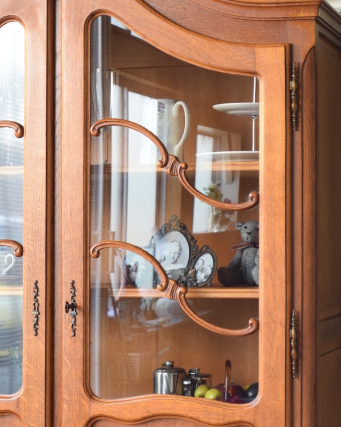 アンティークのキャビネット　アンティーク家具　フランスから到着したアンティーク家具、繊細な彫りが美しいガラスキャビネット（食器棚）。ガラス扉の装飾も欠かせません。(j-1758-f)