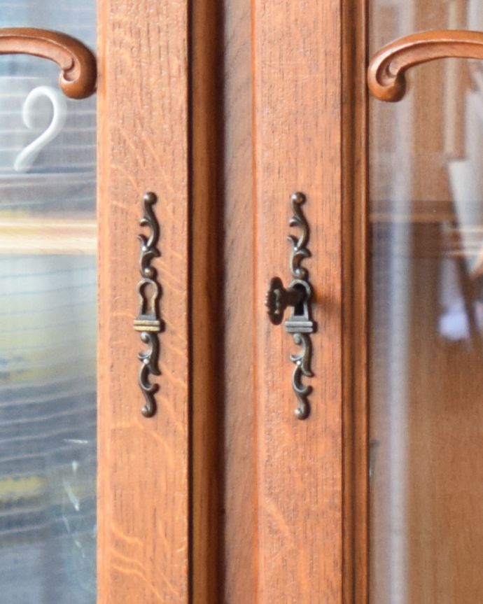 アンティークのキャビネット　アンティーク家具　フランスから到着したアンティーク家具、繊細な彫りが美しいガラスキャビネット（食器棚）。扉の開閉には、アンティークの鍵を使います。(j-1758-f)