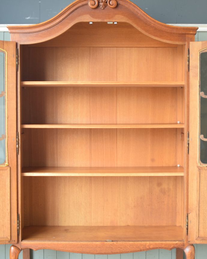 アンティークのキャビネット　アンティーク家具　フランスから到着したアンティーク家具、繊細な彫りが美しいガラスキャビネット（食器棚）。扉内には、３枚の棚板が付いています。(j-1758-f)