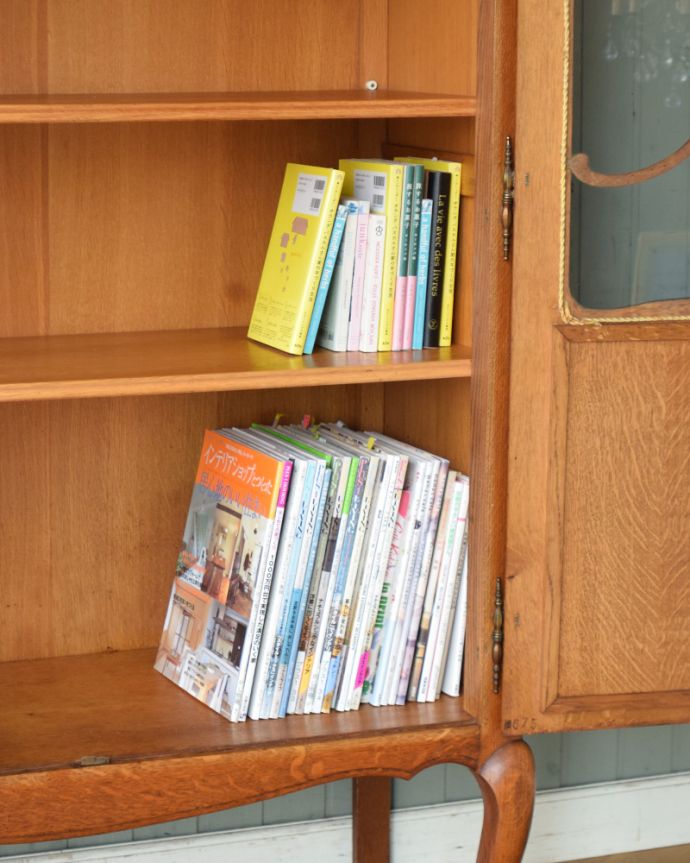 アンティークのキャビネット　アンティーク家具　フランスから到着したアンティーク家具、繊細な彫りが美しいガラスキャビネット（食器棚）。扉内には、雑誌のような背の高いものもゆとりを持って収納できます。(j-1758-f)