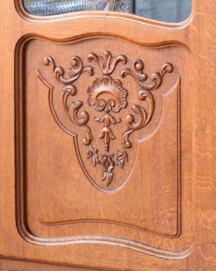 アンティークのキャビネット　アンティーク家具　フランスから到着したアンティーク家具、繊細な彫りが美しいガラスキャビネット（食器棚）。扉の全面に丁寧な彫りが施されています。(j-1758-f)