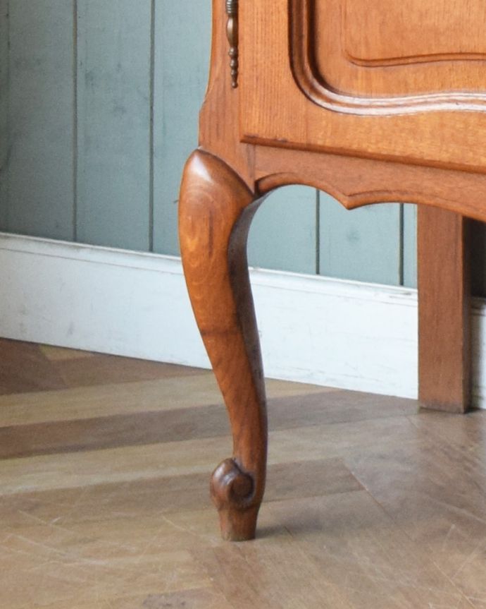 アンティークのキャビネット　アンティーク家具　フランスから到着したアンティーク家具、繊細な彫りが美しいガラスキャビネット（食器棚）。脚も彫があって美しい形です。(j-1758-f)