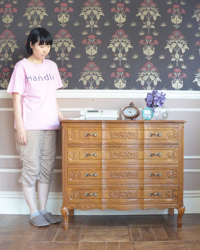 アンティークのチェスト アンティーク家具 南フランスの華やかなアンティーク家具、幅広の4段チェスト。高級感があって女性らしい優しい曲線。(j-1780-f)