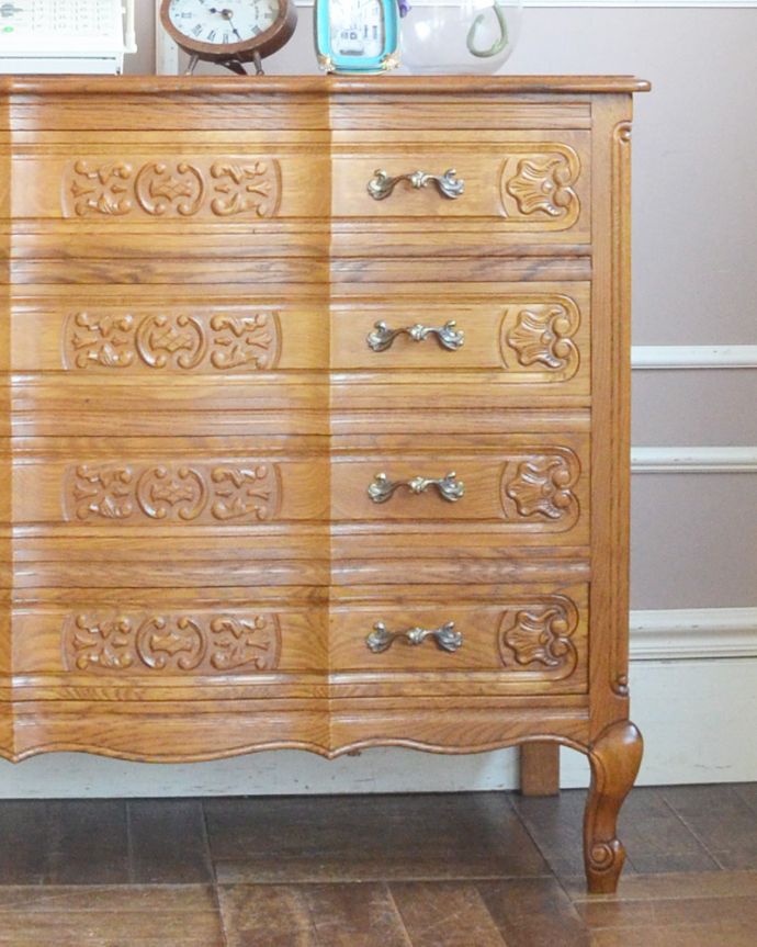 アンティークのチェスト アンティーク家具 南フランスの華やかなアンティーク家具、幅広の4段チェスト。リビングではメモ、リモコン、筆記用具など近くに置いておきたいものを収納しておけばとっても便利ですよ。(j-1780-f)