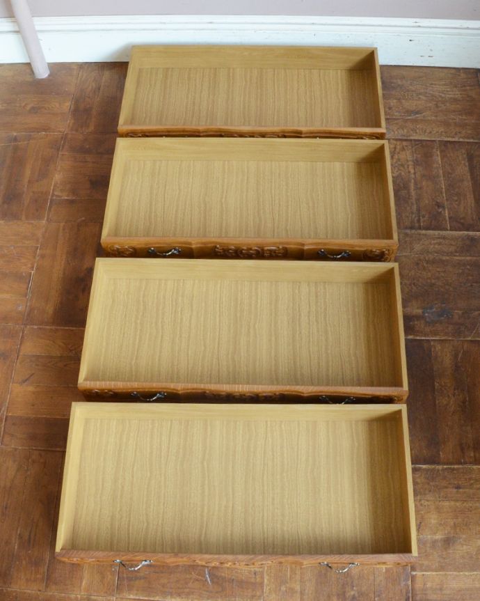 アンティークのチェスト アンティーク家具 南フランスの華やかなアンティーク家具、幅広の4段チェスト。引き出しは全部で4杯。(j-1780-f)