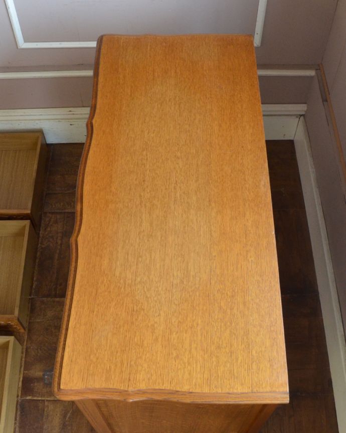 アンティークのチェスト アンティーク家具 南フランスの華やかなアンティーク家具、幅広の4段チェスト。天板も木目がとってもキレイです。(j-1780-f)