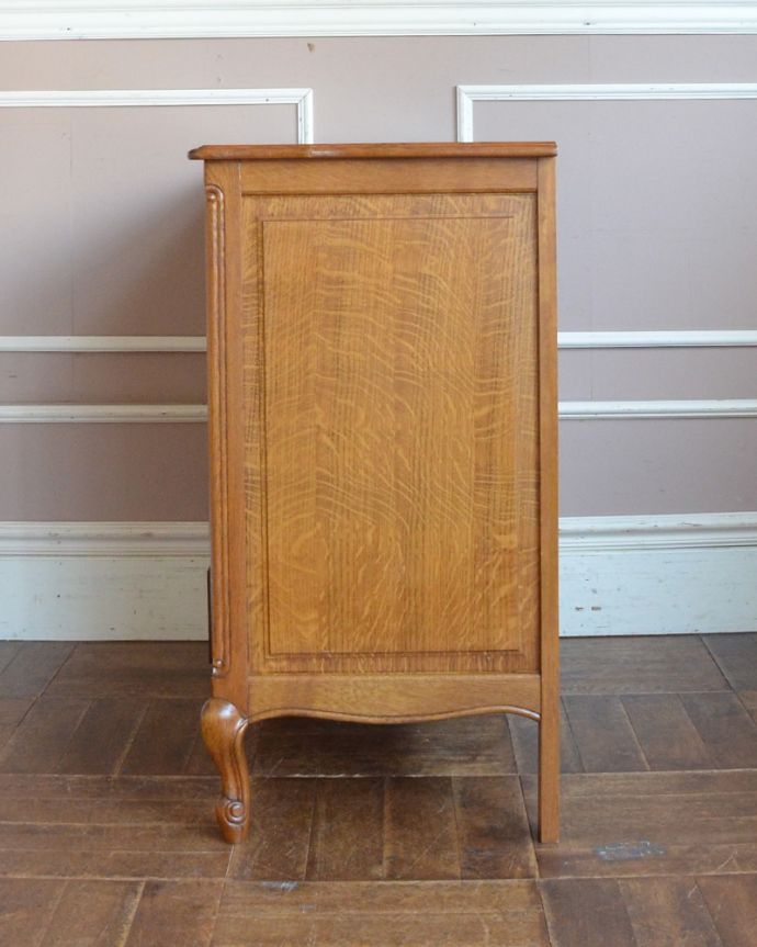 アンティークのチェスト アンティーク家具 南フランスの華やかなアンティーク家具、幅広の4段チェスト。横から見てもステキです。(j-1780-f)