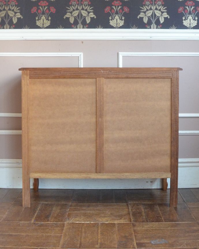 アンティークのチェスト アンティーク家具 南フランスの華やかなアンティーク家具、幅広の4段チェスト。きちんとメンテナンスしてあるので、裏側もキレイです。(j-1780-f)