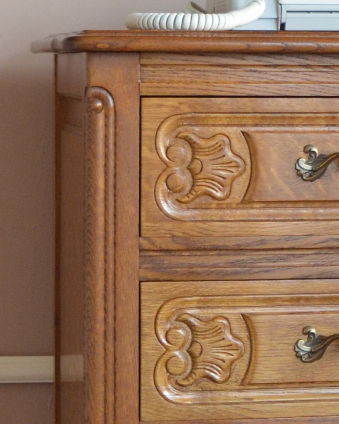 アンティークのチェスト アンティーク家具 南フランスの華やかなアンティーク家具、幅広の4段チェスト。角が丸く仕上がっているので、小さなお子さまがいるご家庭にも使って頂けます。(j-1780-f)