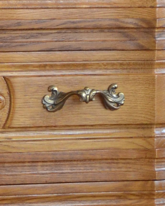 アンティークのチェスト アンティーク家具 南フランスの華やかなアンティーク家具、幅広の4段チェスト。蔦をモチーフにした優雅な取っ手。(j-1780-f)