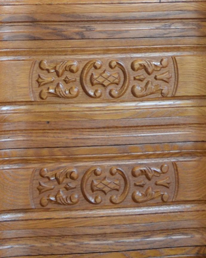 アンティークのチェスト アンティーク家具 南フランスの華やかなアンティーク家具、幅広の4段チェスト。引き出しの前板には、このようなゴージャスな彫がそれぞれに刻まれています。(j-1780-f)
