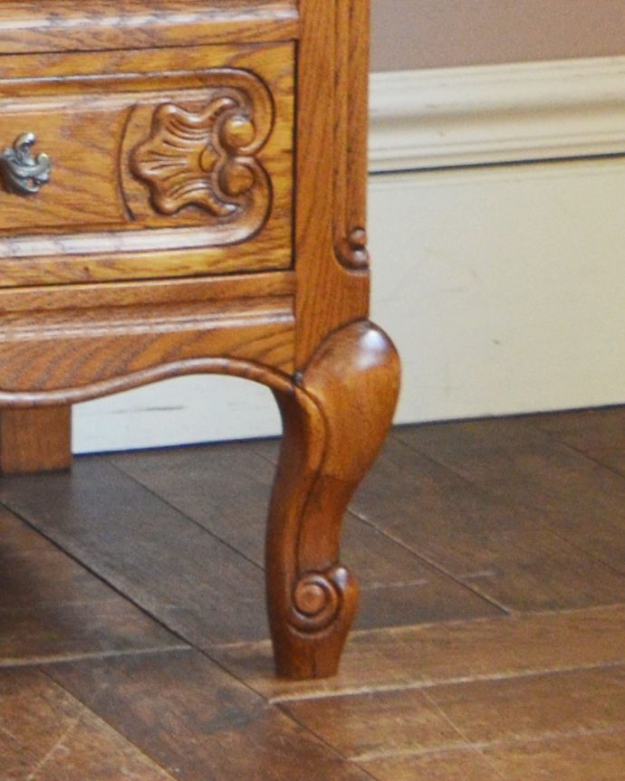 アンティークのチェスト アンティーク家具 南フランスの華やかなアンティーク家具、幅広の4段チェスト。美しい彫が入った脚先。(j-1780-f)