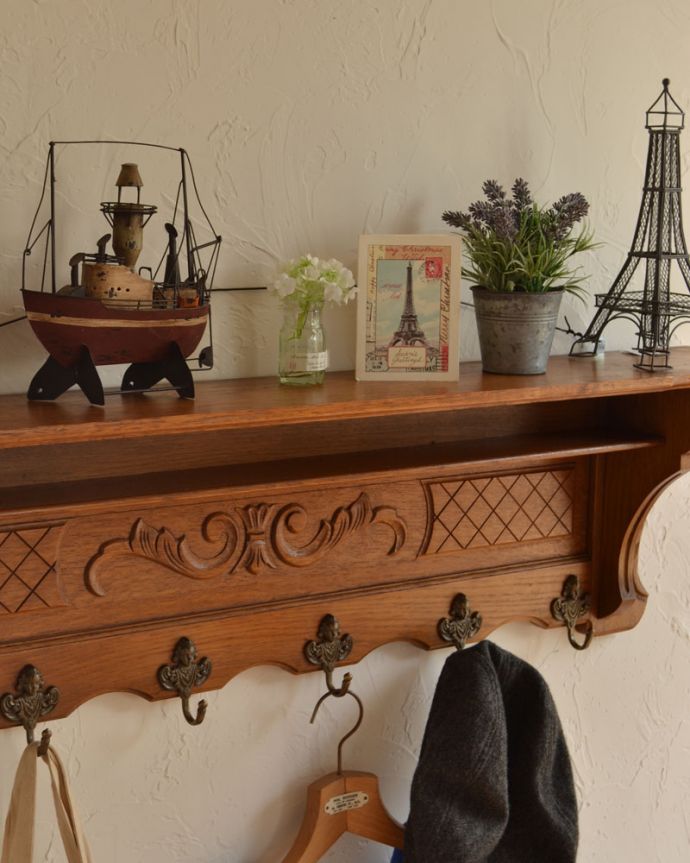 ウォールシェルフ・ウォールハンガー アンティーク家具 フランスアンティークの壁付け家具、エレガントなウォールハンガー(壁付けシェルフ)。壁をオシャレにしてくれる!実用的なアンティークフランスらしい優雅なデザインでおシャレな雰囲気を作ってくれるシェルフ。(j-1781-f)