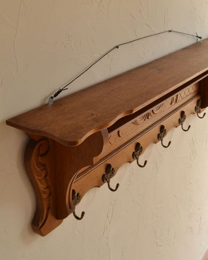 ウォールシェルフ・ウォールハンガー アンティーク家具 フランスアンティークの壁付け家具、エレガントなウォールハンガー(壁付けシェルフ)。天板を上から見てみると・・・モノを乗せる天板もアンティーク家具専門の職人がこんな感じできちんと仕上げました。(j-1781-f)