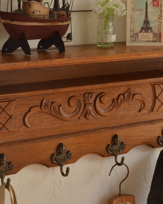 ウォールシェルフ・ウォールハンガー アンティーク家具 フランスアンティークの壁付け家具、エレガントなウォールハンガー(壁付けシェルフ)。フランスらしい彫りフランスらしさの象徴とも言える、優雅な彫りの装飾。(j-1781-f)