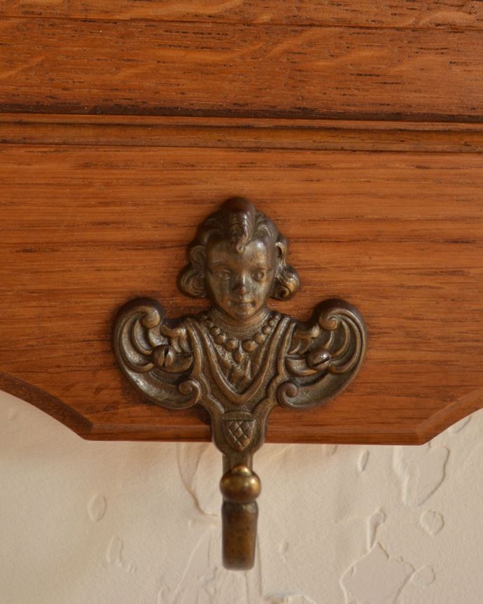 ウォールシェルフ・ウォールハンガー アンティーク家具 フランスアンティークの壁付け家具、エレガントなウォールハンガー(壁付けシェルフ)。いろいろ便利に使える仕掛けオリジナルのフックは形も色もアンティークらしく素敵。(j-1781-f)