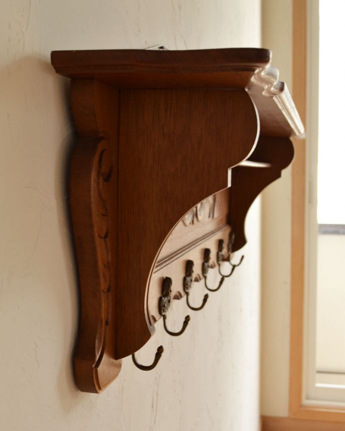 ウォールシェルフ・ウォールハンガー アンティーク家具 フランスアンティークの壁付け家具、エレガントなウォールハンガー(壁付けシェルフ)。横から見ても可愛いデザインですもちろん横顔だってフランスらしく可愛いデザイン。(j-1781-f)