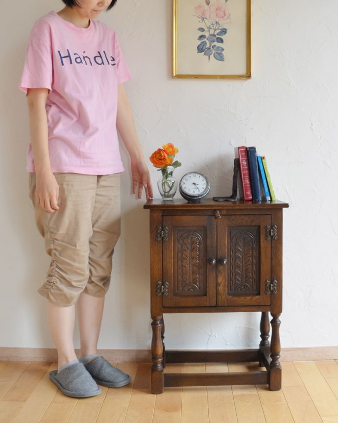 アンティークのキャビネット　アンティーク家具　英国のアンティーク家具、金具まで素敵なナイトテーブル（スモールキャビネット）。とっても可愛いチェスト。(j-1787-f)