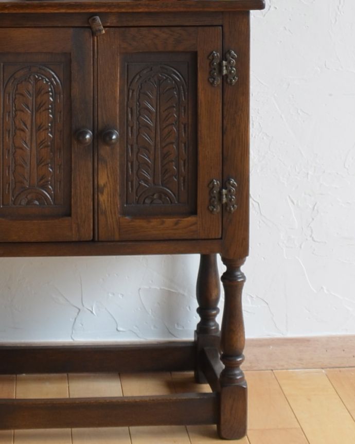 アンティークのキャビネット　アンティーク家具　英国のアンティーク家具、金具まで素敵なナイトテーブル（スモールキャビネット）。凝った彫りのデザインが扉に刻まれています。(j-1787-f)