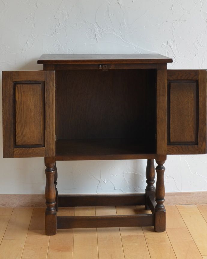 アンティークのキャビネット　アンティーク家具　英国のアンティーク家具、金具まで素敵なナイトテーブル（スモールキャビネット）。中もキレイに仕上げているので、安心して収納できます。(j-1787-f)