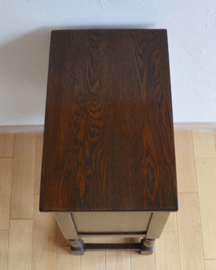 アンティークのキャビネット　アンティーク家具　英国のアンティーク家具、金具まで素敵なナイトテーブル（スモールキャビネット）。天板もキレイに仕上げました。(j-1787-f)