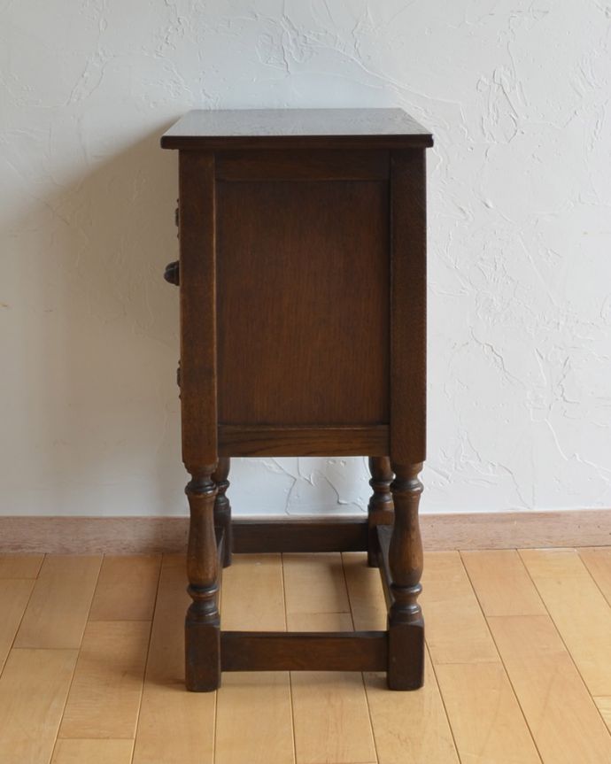 アンティークのキャビネット　アンティーク家具　英国のアンティーク家具、金具まで素敵なナイトテーブル（スモールキャビネット）。サイドもキレイな状態です。(j-1787-f)