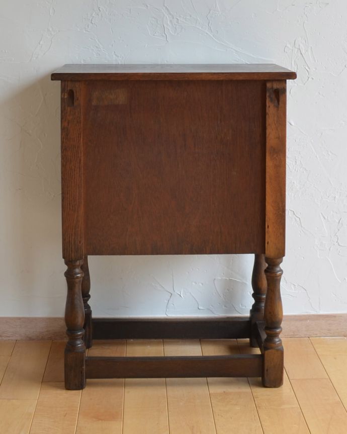 アンティークのキャビネット　アンティーク家具　英国のアンティーク家具、金具まで素敵なナイトテーブル（スモールキャビネット）。きちんとメンテナンスしてあるので、裏側もキレイです。(j-1787-f)