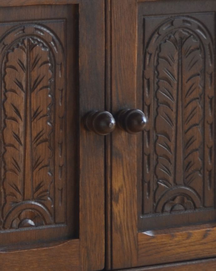 アンティークのキャビネット　アンティーク家具　英国のアンティーク家具、金具まで素敵なナイトテーブル（スモールキャビネット）。木製の可愛い取っ手が付いています。(j-1787-f)