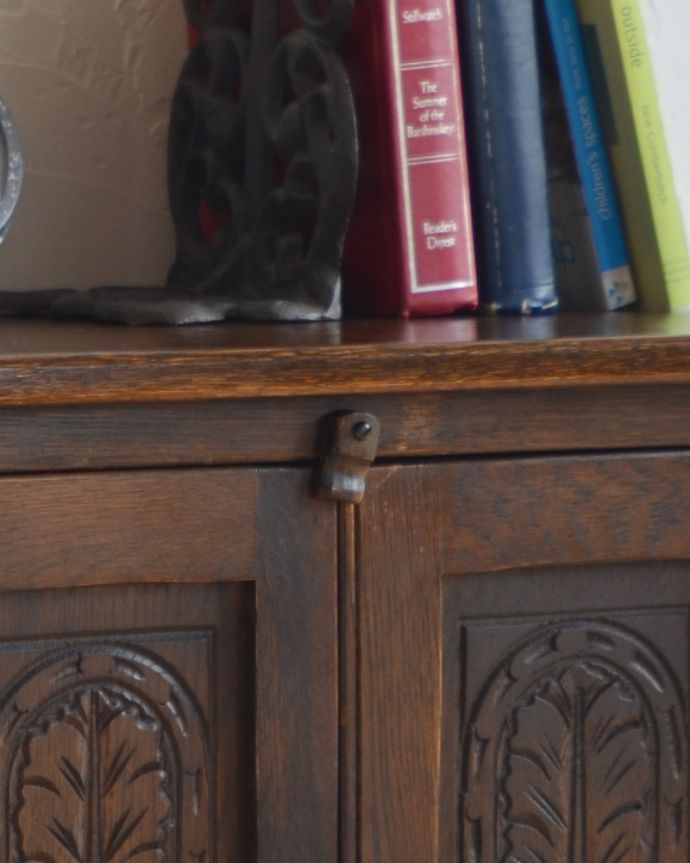 アンティークのキャビネット　アンティーク家具　英国のアンティーク家具、金具まで素敵なナイトテーブル（スモールキャビネット）。扉を留めるストッパーも付いています。(j-1787-f)