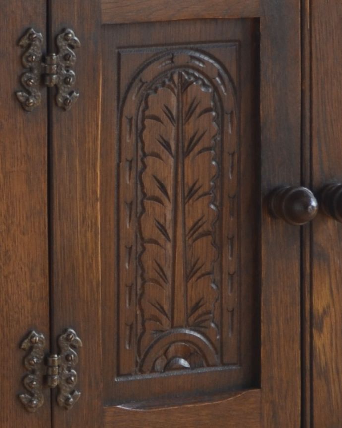 アンティークのキャビネット　アンティーク家具　英国のアンティーク家具、金具まで素敵なナイトテーブル（スモールキャビネット）。２つとないアンティークらしい職人の技を感じる装飾です。(j-1787-f)