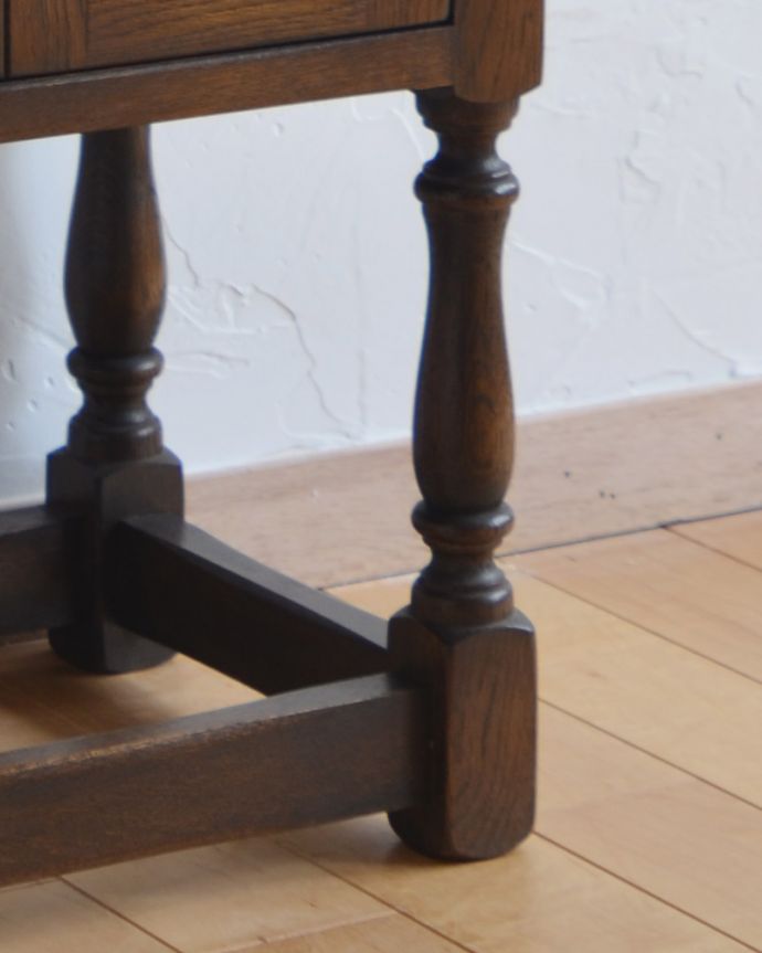 アンティークのキャビネット　アンティーク家具　英国のアンティーク家具、金具まで素敵なナイトテーブル（スモールキャビネット）。スラリと伸びた美しい脚。(j-1787-f)